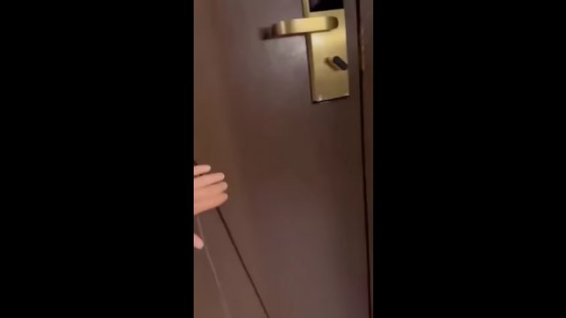 Złodziej próbował otworzyć hotelowe drzwi. Nie wiedział że ktoś jest w pokoju [WIDEO]