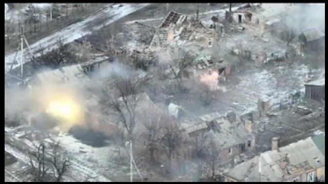 Ukraiński BMP strzela w kierunku domu, w którym ukrywają się Rosjanie