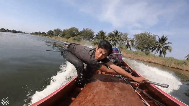 Tajski facet w łódce pędzi ponad 100 km/h po rzece