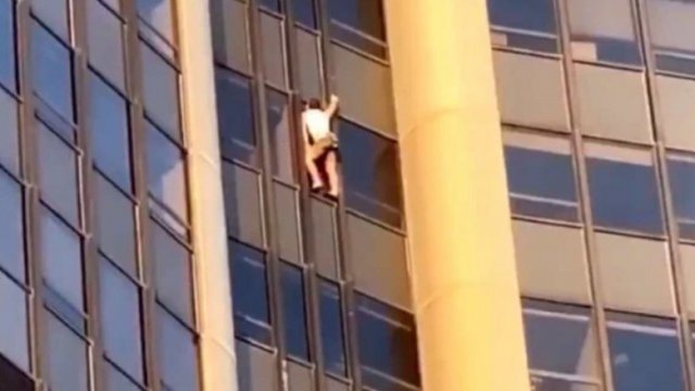 Marcin Banot wspiął się bez zabezpieczenia na 2 najwyższy budynek w Paryżu