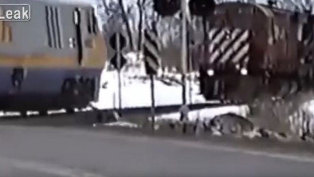 Maszynista wyskakuje z pociągu przed zderzeniem