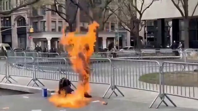 Mężczyzna podpalił się przed budynkiem sądu, podczas procesu Donalda Trumpa +18 [WIDEO]