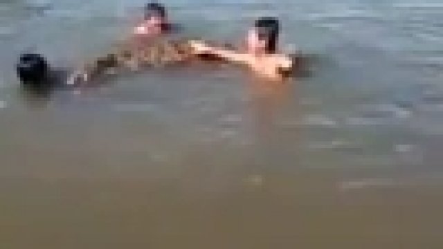 Dzieciaki pływają z krokodylem