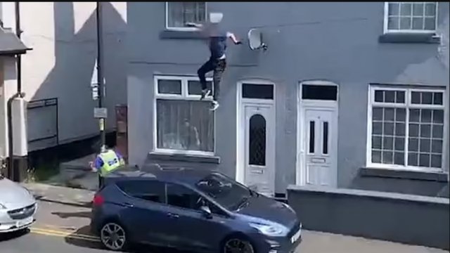 Chciał uciec policjantom skacząc z 10 metrów na jednego z nich! [WIDEO]