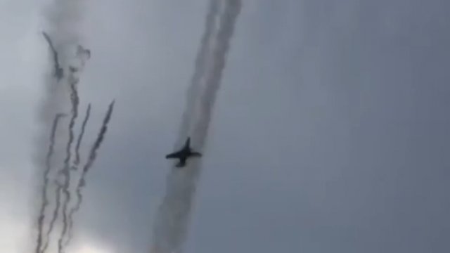 Ukraiński SU-25 wystrzeliwuje mocne rakiety S-25