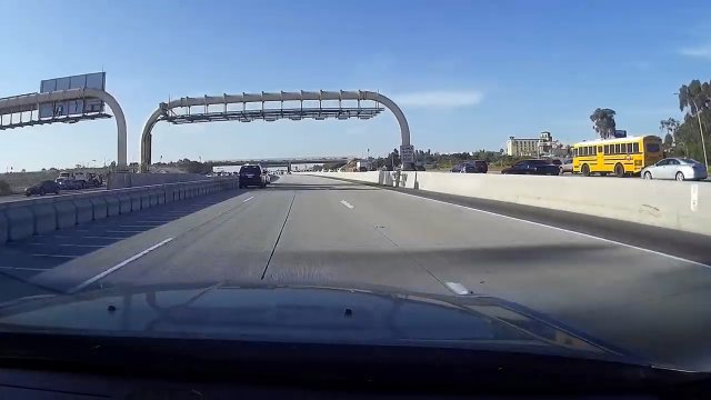 Szeryf z San Diego trolluje kierowcę blokującego lewy pas [WIDEO]