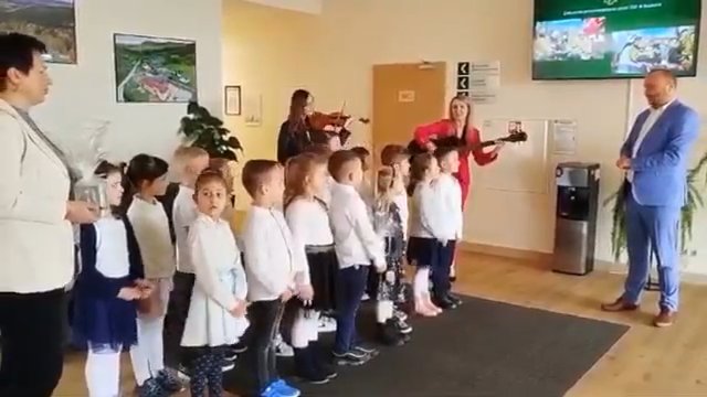 Dzieci wykonały „hymn pochwalny” ku czci wójta obchodzącego imieniny [WIDEO]