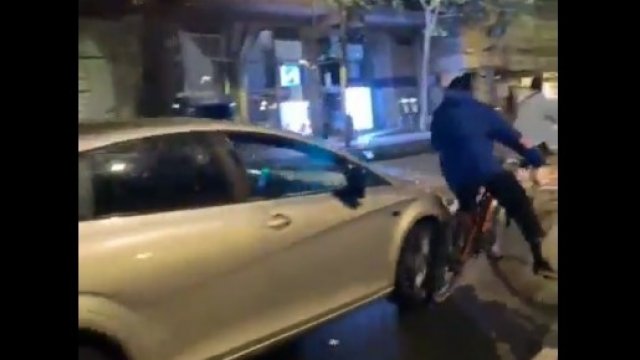 Zniecierpliwiony kierowca vs rowerzyści blokujący drogę w Madrycie [WIDEO]