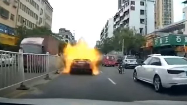 Wybuch Toyoty Camry na zatłoczonej ulicy. Eksplozja doszczętnie zniszczyła pojazd