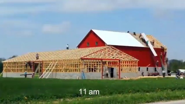 Proces budowania stodoły w ciągu jednego dnia