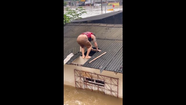 Odważni mężczyźni próbowali uratować starszego mężczyznę podczas powodzi w Akce w Brazylii
