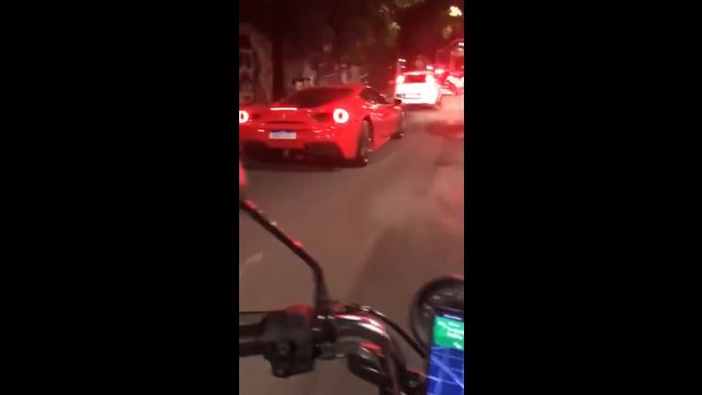Motocyklista nagrał dziewczynę, której "spadł telefon" w Ferrari