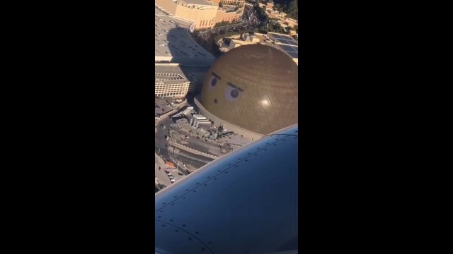 Niezwykły widok z Los Angeles. Sphere nawiązuje kontakt z samolotami [WIDEO]