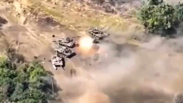 Rosyjski czołg próbuje minąć cztery inne czołgi i pada ofiarą tego samego pola minowego