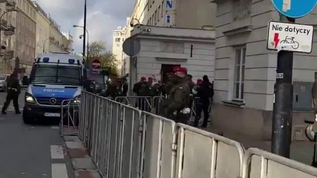 Żandarmeria Wojskowa mobilizowana jest pod budynkiem Sejmu