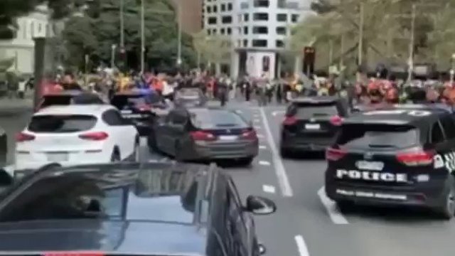 Australia: Policja ucieka przed tłumem demolującym jej samochody
