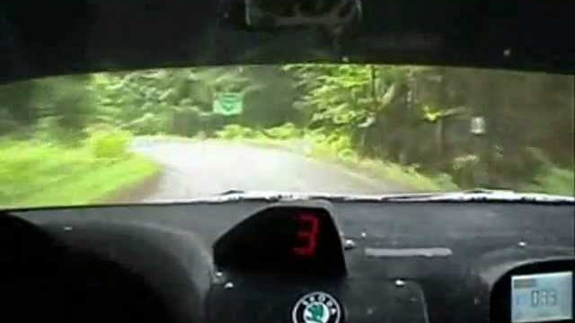 Szybki przejazd Škody Fabia WRC przez wioskę 201 km/h