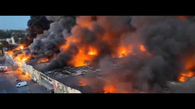 Ogromny pożar hali zakupowej Marywilska 44 w Warszawie [WIDEO]