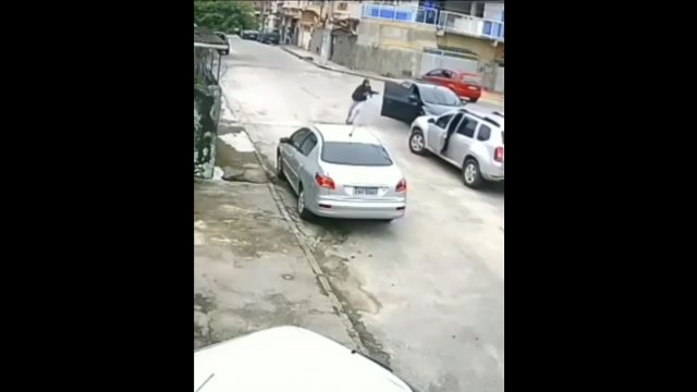 Koleś kradnie samochód z manualną skrzynią biegów i nie wie jak ją obsłużyć :D