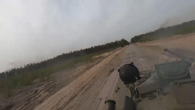 Rosyjski BMP-2 jedzie przed siebie i strzela na oślep