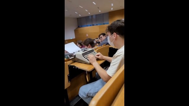 Nauczyciel zabronił uczniom korzystania z laptopów