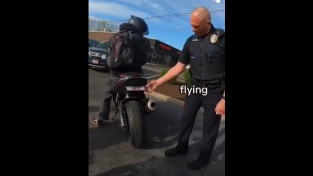 Policjant przypadkowo odkrył mechanizm, za pomocą którego motocyklista chował tablicę.