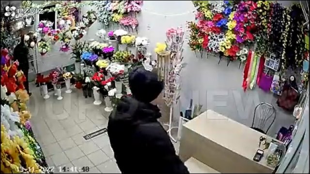 Zaskoczony złodziej i nieudana akcja w kwiaciarni