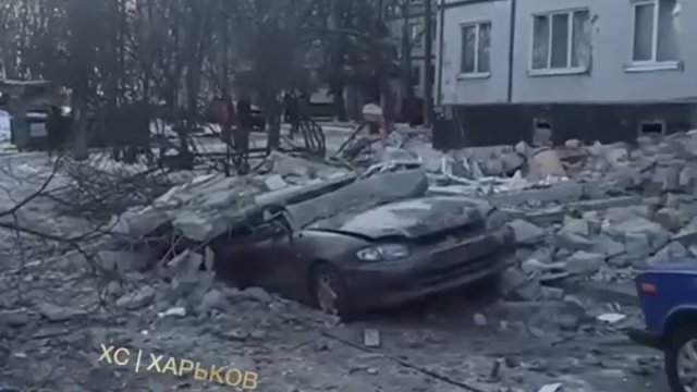 Efekt trafienia pociskiem w Saltovce z 26.02.2022. Zginęła jedna osoba cywilna.