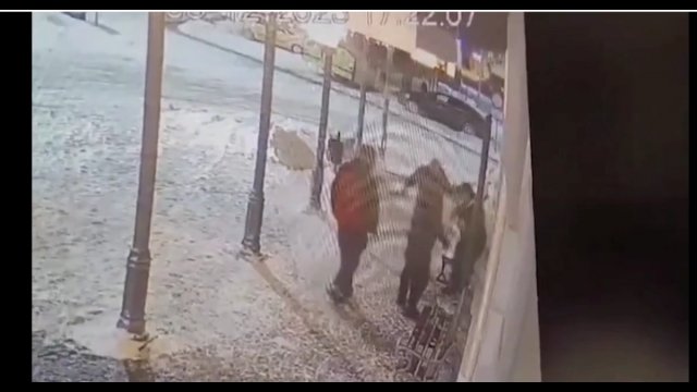 Pijani mężczyźni pobili ochroniarza na dworcu autobusowym w Wieliczce