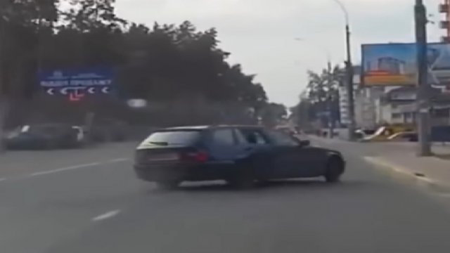 Makabryczny wypadek polskiego BMW. Auto dosłownie rozpadło się na pół.