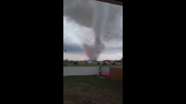 Porażające nagranie trąby powietrznej. "Wybuchowe tornado" zniszczyło co najmniej 300 domów
