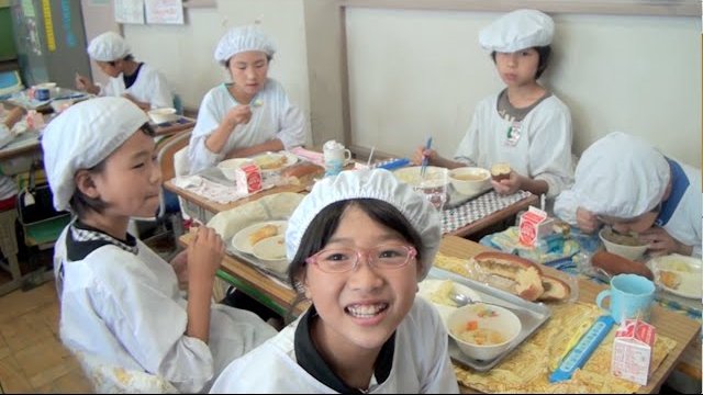 Jak wygląda przerwa obiadowa w japońskiej szkole?