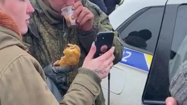 Rosyjski żołnierz, który poddał się dostał pomoc od Ukraińców