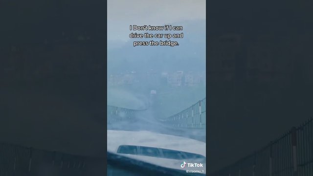 Most trzęsie się mocno podczas burzy