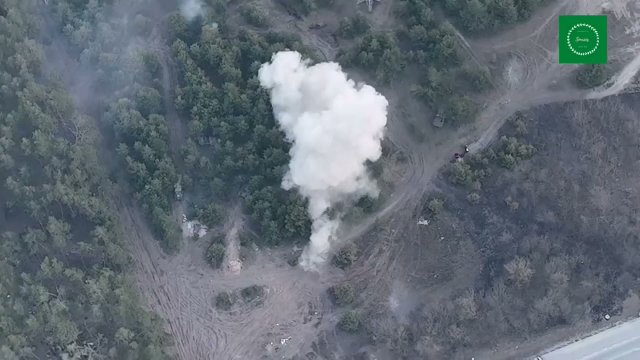 Ukraiński dron namierza rosyjskie jednostki, które są następnie grillowane