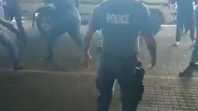 Zwolniony policjant nie chce dać się obezwładnić