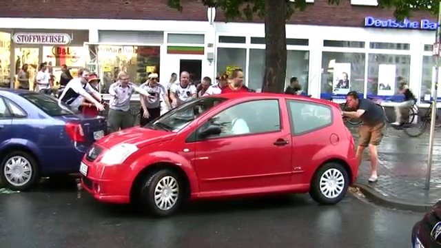 Niemieccy kibice dopingowali kobietę parkującą swój samochód [WIDEO]