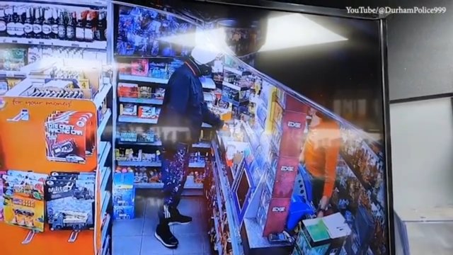 Odważny sklepikarz udaremnił napad, blokując złodzieja pod roletami sklepu.