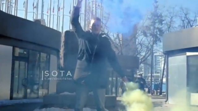 Protestujący w Moskwie ledwo zdążył powiedzieć "Ukraina płonie"