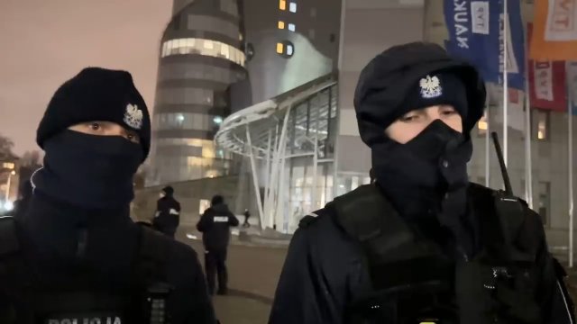 Stonoga i trzy słowa do policjantów pod siedzibą TVP