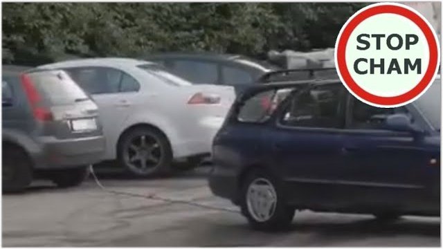 Mężczyzna 'wyciąga' zaparkowane prawidłowo auto i niszczy budkę z kebabem
