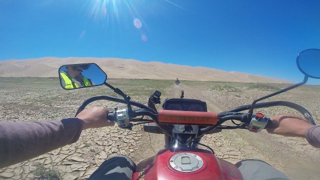 Wycieczka motocyklowa po Mongolii rejestruje rzeczy, których większość ludzi nigdy nie zobaczy