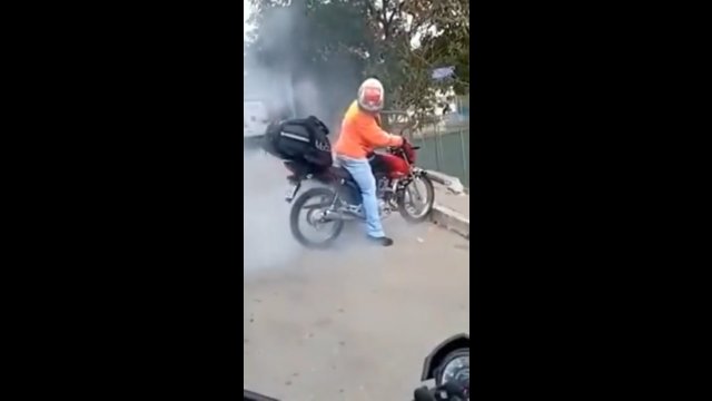 Próba palenia gumy na motocyklu z nieoczekiwanym zakończeniem