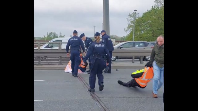 Aktywiści z „Ostatniego Pokolenia” ponownie blokowali mosty w Warszawie [WIDEO]
