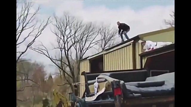 Mężczyzna próbował wykonać skok z dachu do jadącego samochodu