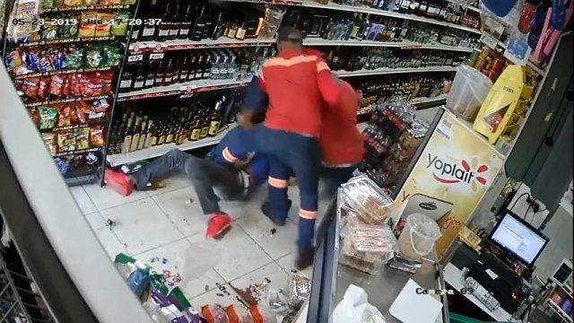 Pracownicy jednego ze sklepów na Dominikanie dotkliwie ukarali złodzieja