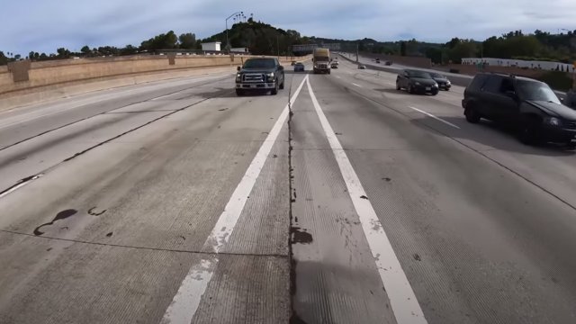 Motocyklista ratuje kierowcę na autostradzie. Miał odwagę