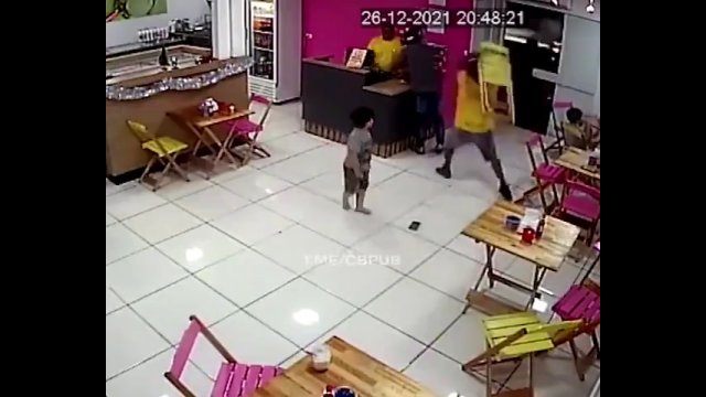 Nieudany napad na restaurację. Bohaterski pracownik krzesłem powalił bandytę