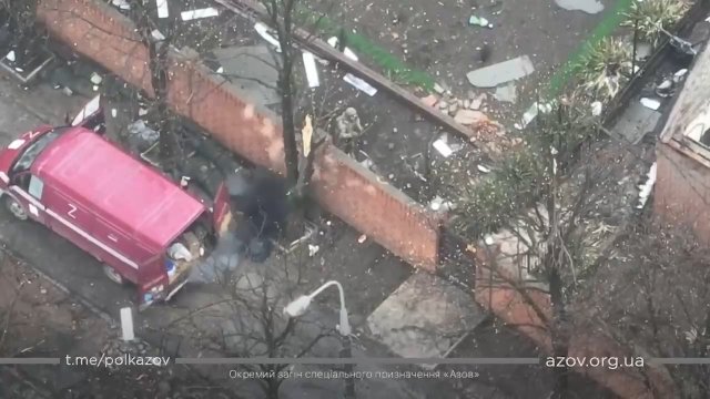 Ruski żołnierz pod furgonetką odrzuca granat w swoich umierających towarzyszy