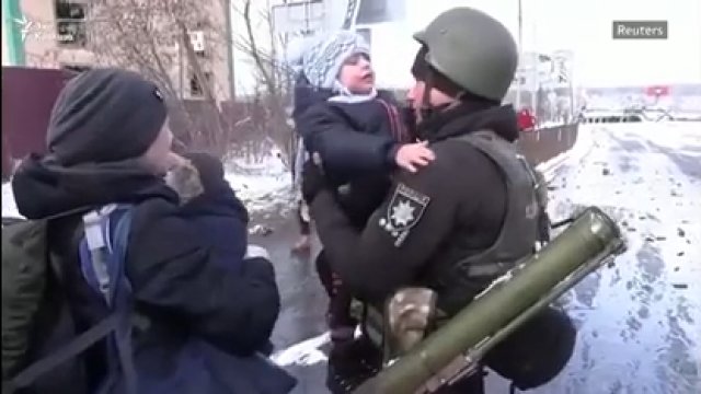 Ukraiński policjant w Irpinie żegna się z synem, który jest zabierany w bezpieczne miejsce